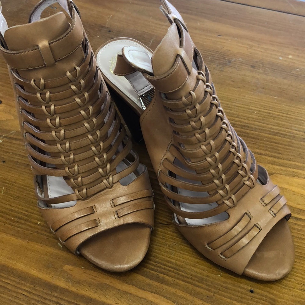 Vince Camuto leather sandals 3”